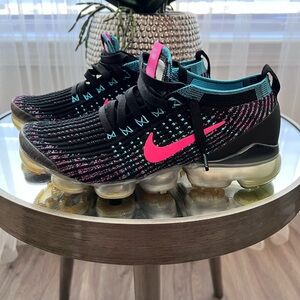 Woman’s Nike VAPORMAX-Multi Color Sneakers 👟 ..